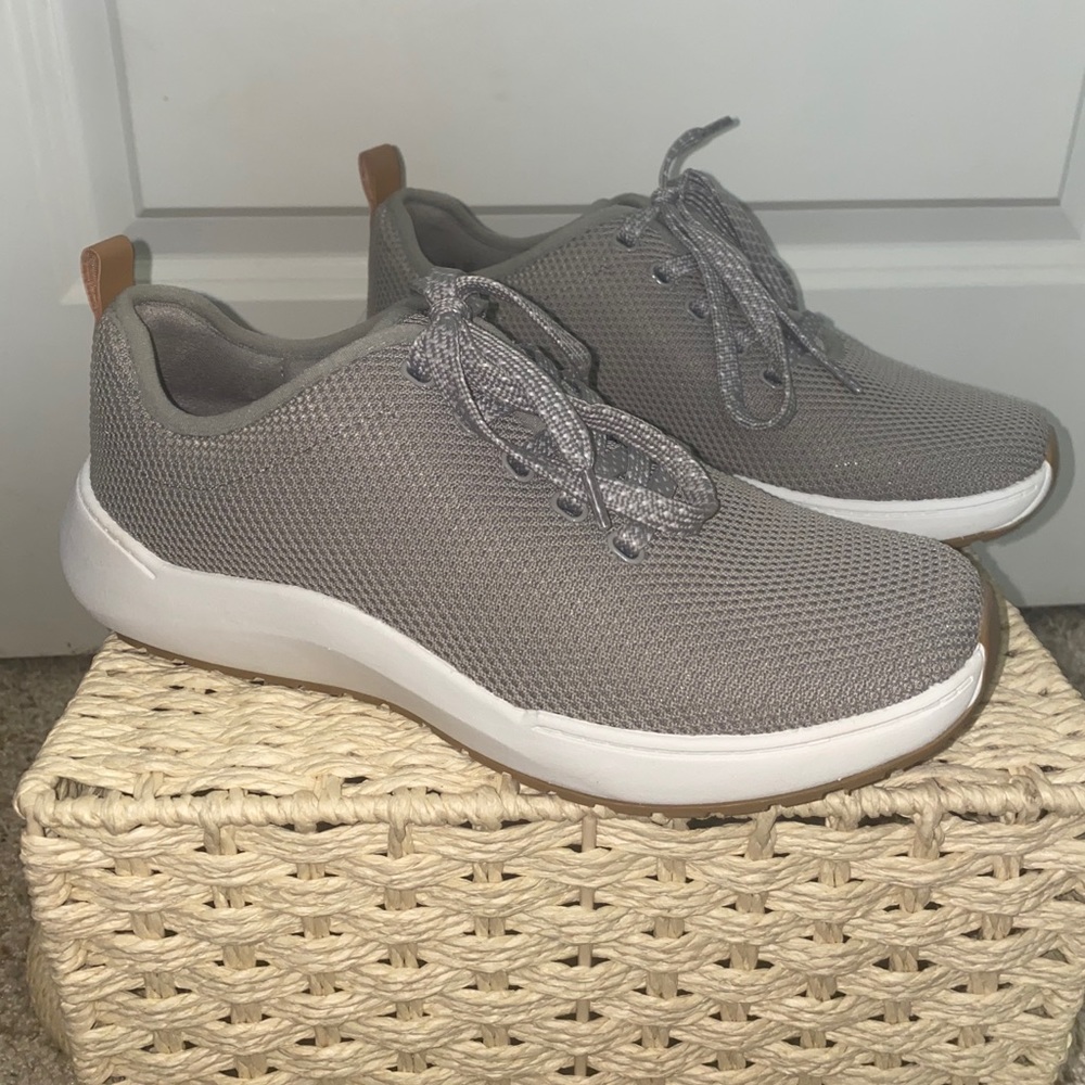 Dr. Scholl’s Gray Lace Up Sneaker